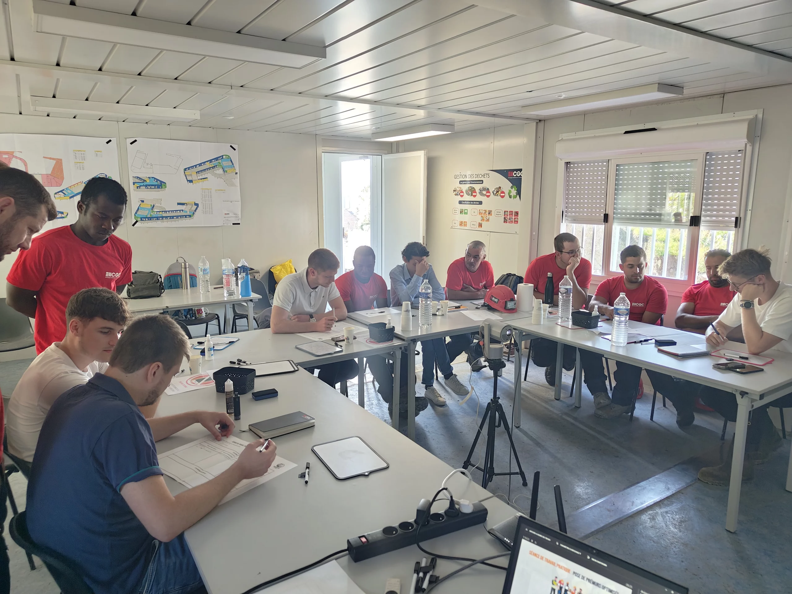 Session de formation pose prémur sur chantier à Valenciennes – équipes CGC Construction